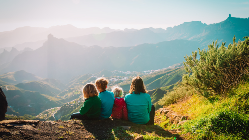 Le soleil en altitude : protéger la peau de votre enfant en Valais